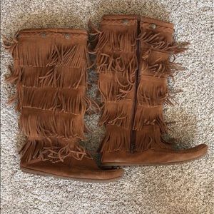 Minnentonka fringe boots.